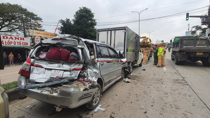 Tai nạn giao thông liên hoàn, ô tô dính chùm khi dừng đèn đỏ ở Quảng Ngãi - Ảnh 1.
