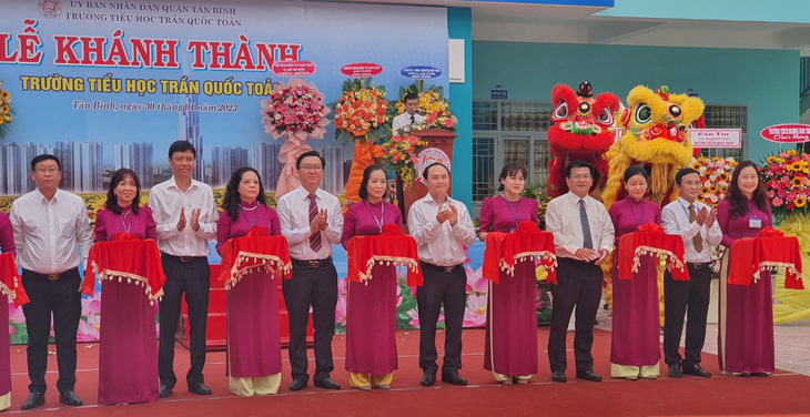 Trường tiểu học Trần Quốc Toản khánh thành ngay ngày đầu tiên học sinh đi học lại - Ảnh 2.