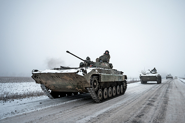 Xe tăng của Ukraine hành quân trong thời tiết giá lạnh ở vùng Donetsk vào ngày 30-1 - Ảnh: AFP