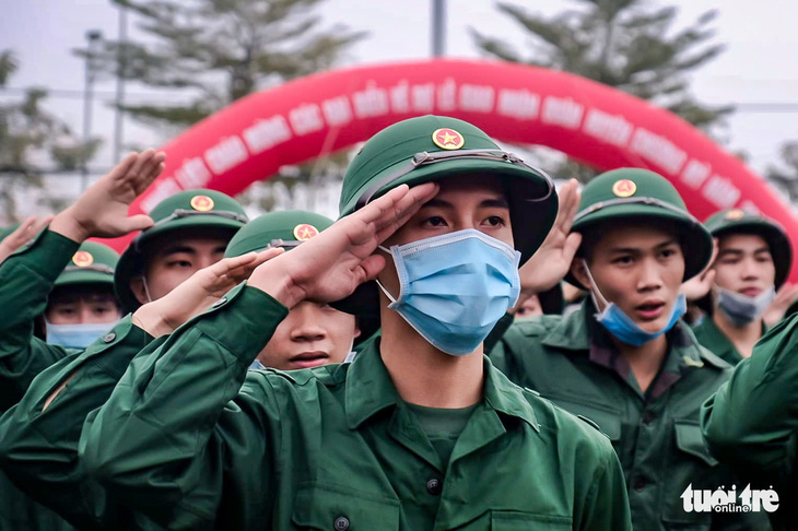 Thanh niên ở Hà Nội lên đường nhập ngũ đầu năm 2023 - Ảnh: NAM TRẦN