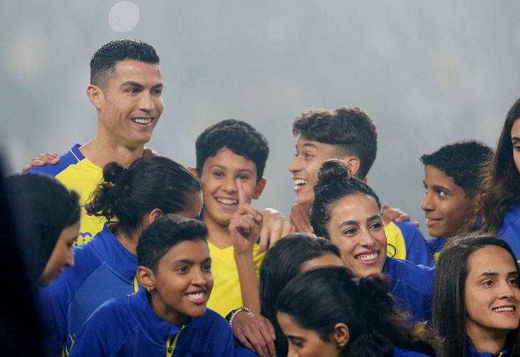 25.000 CĐV Al Nassr xem Ronaldo ra mắt - Ảnh 4.