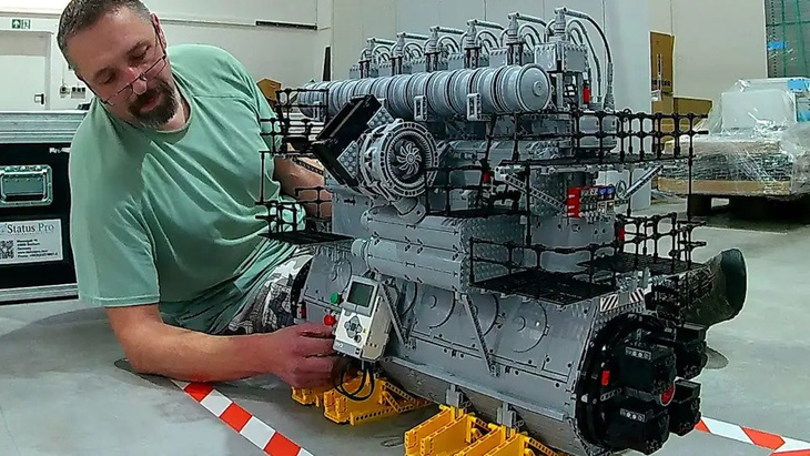 Động cơ ô tô lắp từ 60.000 mảnh ghép Lego hoạt động như hàng thật - Ảnh 1.