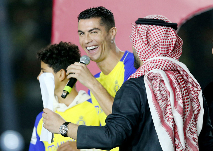 Ronaldo tẽn tò khi nói nhầm đến Nam Phi thay vì Saudi Arabia - Ảnh 1.