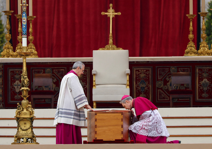 Giáo hoàng Francis chủ trì tang lễ cố Giáo hoàng Benedict XVI - Ảnh 5.