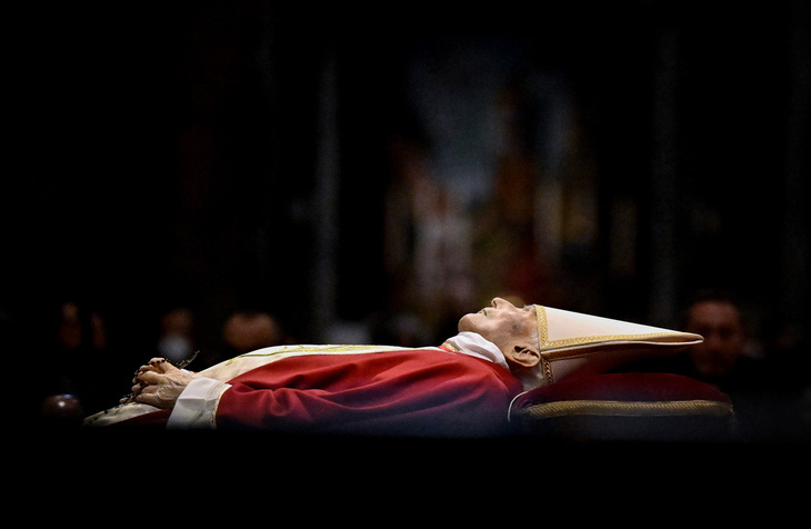 Giáo hoàng Francis chủ trì tang lễ cố Giáo hoàng Benedict XVI - Ảnh 1.