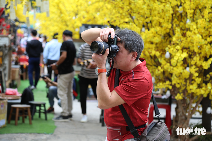 Người trẻ nô nức chụp ảnh sống ảo trước giờ Lễ hội Tết Việt khai mạc - Ảnh 6.