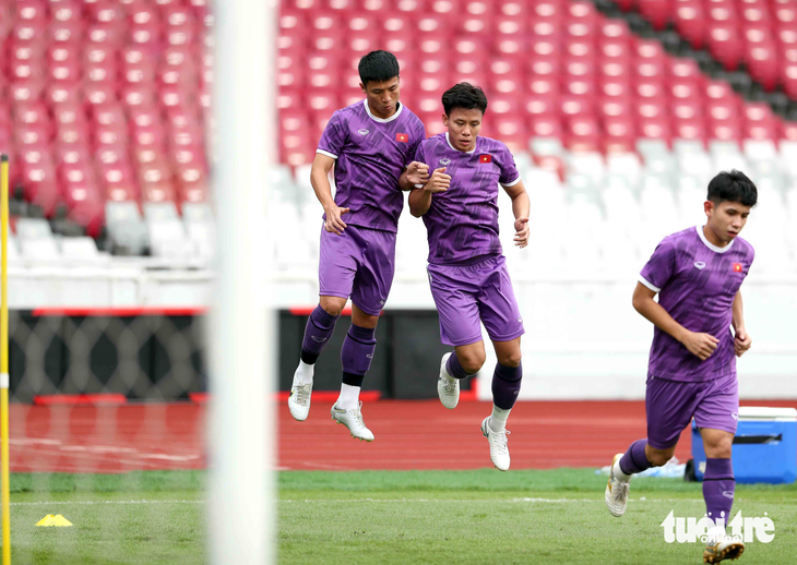Đội tuyển Việt Nam thích thú với sân cỏ đẹp như nhung của Indonesia - Ảnh 4.