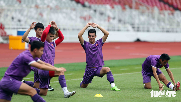 Đội tuyển Việt Nam thích thú với sân cỏ đẹp như nhung của Indonesia - Ảnh 5.