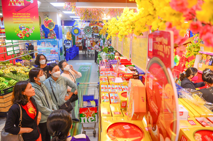 Đón Tết, siêu thị giảm giá hơn 12.000 sản phẩm - Ảnh 1.