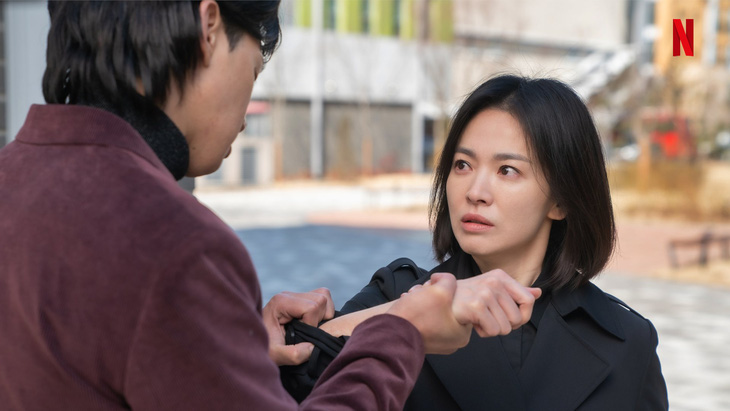 ‘Nữ hoàng cảnh nóng Lim Ji Yeon tiết lộ cảnh đánh nhau với Song Hye Kyo: Mặt chúng tôi sưng vù - Ảnh 3.