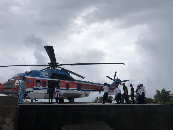 Trực thăng 11 giờ vật lộn với thời tiết xấu, cứu chiến sĩ bị đa chấn thương ở đảo Sơn Ca - Ảnh 2.