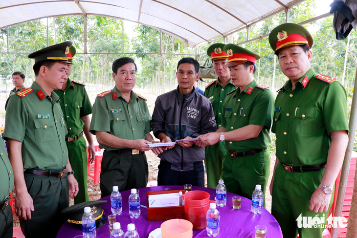 Xe cứu hỏa lật ngang, thiếu úy và binh nhất phòng cháy tử nạn - Ảnh 2.