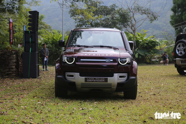 Chi tiết Land Rover Defender 130 cho gia đình, giá từ 5,989 tỉ đồng - Ảnh 1.