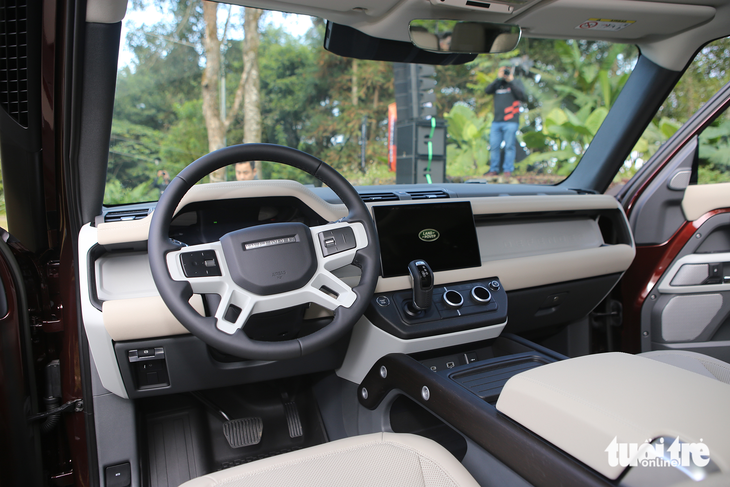 Chi tiết Land Rover Defender 130 cho gia đình, giá từ 5,989 tỉ đồng - Ảnh 3.