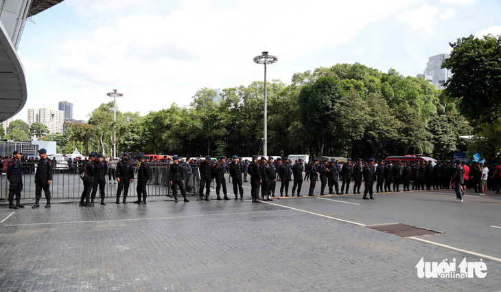 Cảnh sát Indonesia làm hàng rào bảo vệ xe chở tuyển Việt Nam - Ảnh 4.