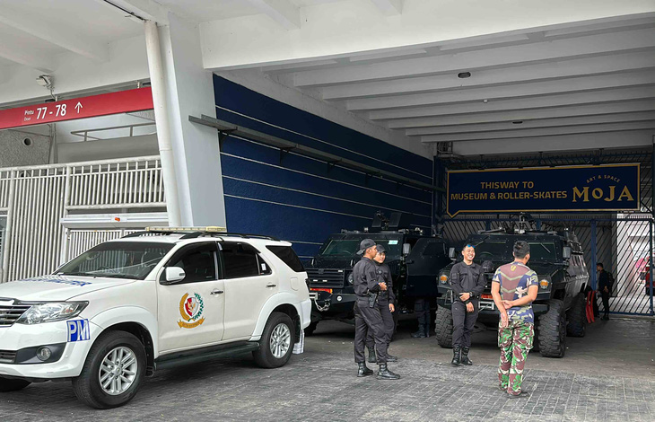 An ninh siết chặt khi CĐV Indonesia bắt đầu vào sân - Ảnh 11.