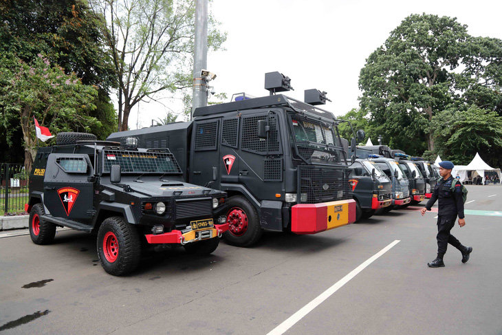 An ninh siết chặt khi CĐV Indonesia bắt đầu vào sân - Ảnh 12.