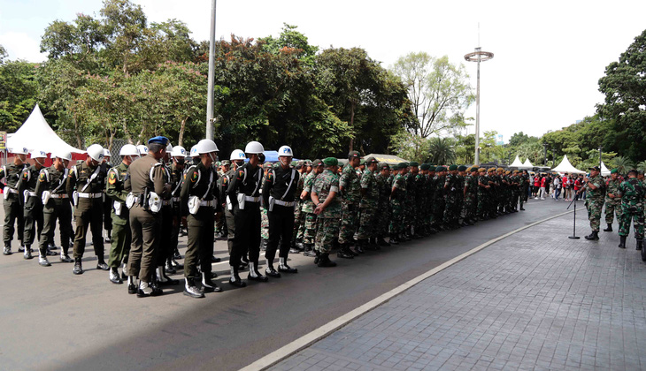 An ninh siết chặt khi CĐV Indonesia bắt đầu vào sân - Ảnh 4.