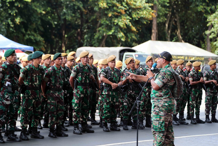 An ninh siết chặt khi CĐV Indonesia bắt đầu vào sân - Ảnh 7.