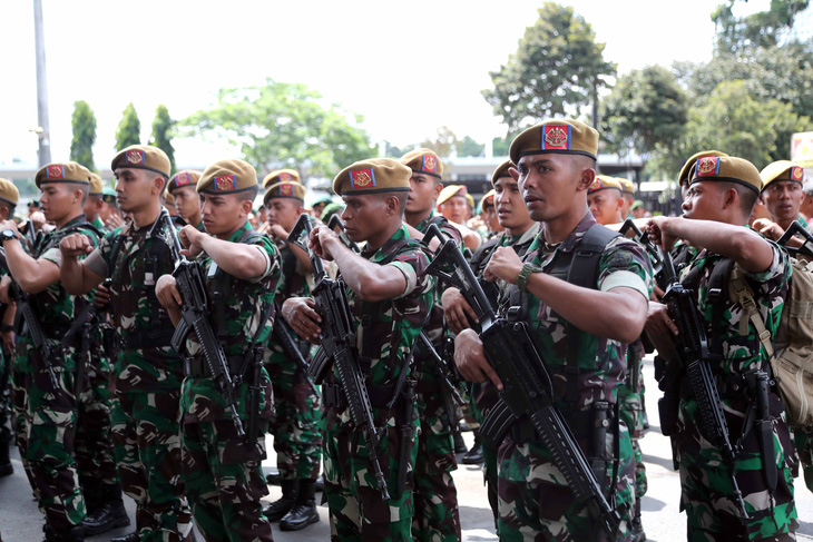 An ninh siết chặt khi CĐV Indonesia bắt đầu vào sân - Ảnh 1.