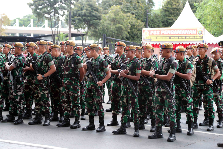 An ninh siết chặt khi CĐV Indonesia bắt đầu vào sân - Ảnh 9.
