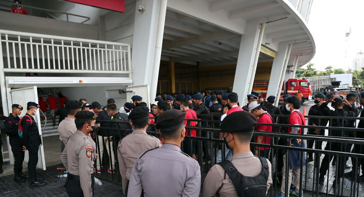 An ninh siết chặt khi CĐV Indonesia bắt đầu vào sân - Ảnh 10.