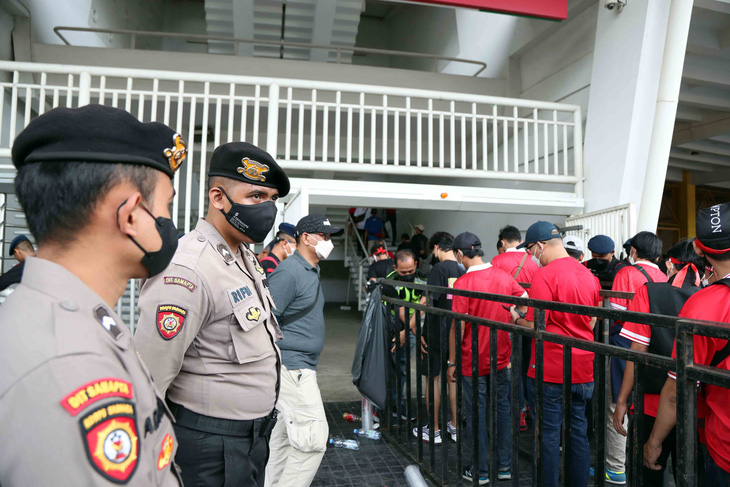 An ninh siết chặt khi CĐV Indonesia bắt đầu vào sân - Ảnh 2.