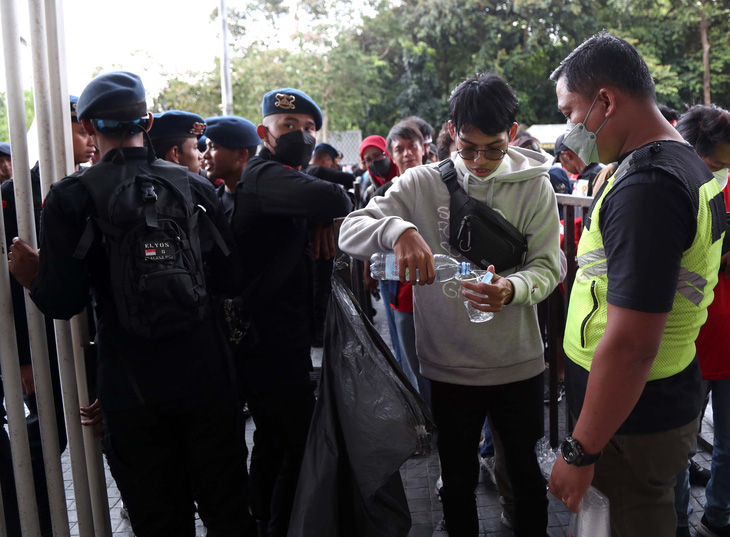 An ninh siết chặt khi CĐV Indonesia bắt đầu vào sân - Ảnh 3.