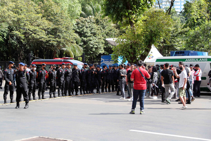 Cảnh sát Indonesia làm hàng rào bảo vệ xe chở tuyển Việt Nam - Ảnh 3.