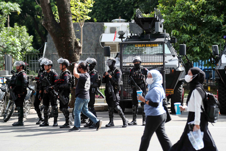 Cảnh sát Indonesia làm hàng rào bảo vệ xe chở tuyển Việt Nam - Ảnh 2.