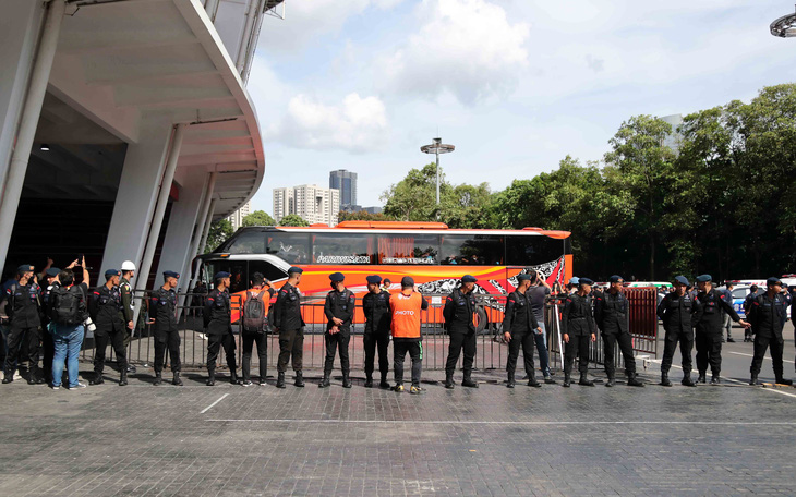 Cảnh sát Indonesia làm hàng rào bảo vệ xe chở tuyển Việt Nam