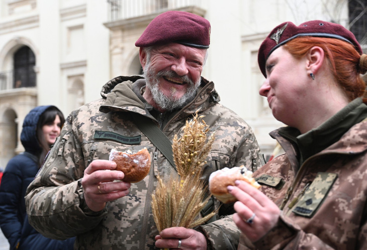 Người Ukraine đón lễ Giáng sinh thứ hai trong năm - Ảnh 4.