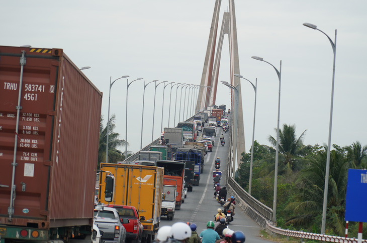 Cầu Rạch Miễu thành đường một chiều trong ngày cuối tuần - Ảnh 3.