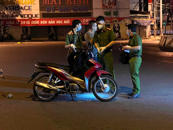 Hai người bị đâm trên đường Phạm Văn Đồng, một người chết - Ảnh 1.