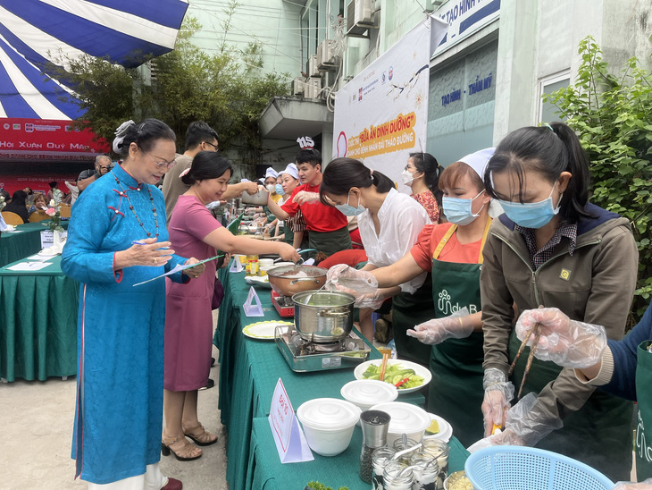 Nhiều người bệnh đái tháo đường nhập viện do ăn uống sai - Ảnh 1.