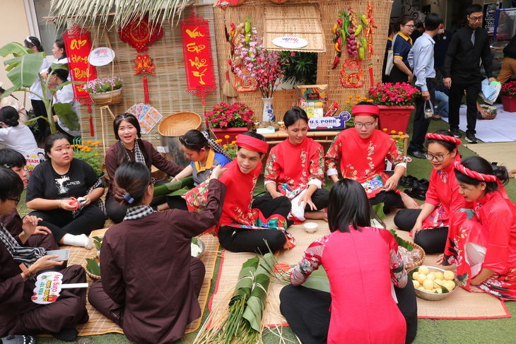 Trường Saigontourist tổ chức hội thi gói bánh chưng - Ảnh 1.