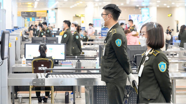 Sân bay Nội Bài tiếp nhận hơn 100.000 hành khách đi máy bay ngày cao điểm dịp Tết - Ảnh 1.