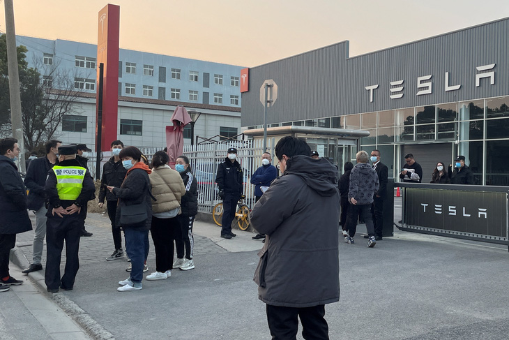 Đám đông bất bình tụ tập tại cửa hàng xe Tesla ở nhiều thành phố Trung Quốc - Ảnh 2.