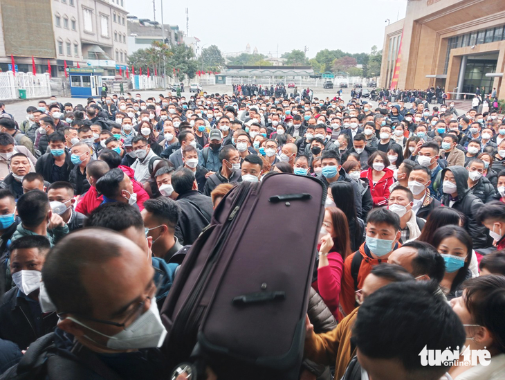 Hàng ngàn người Trung Quốc đổ về cửa khẩu quốc tế Móng Cái chờ hồi hương - Ảnh 1.