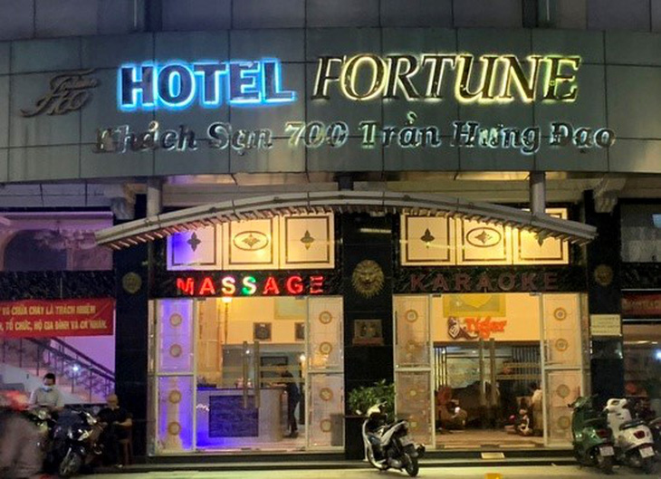 Tổ hợp núp bóng khách sạn, massage, karaoke hoạt động mại dâm ra sao? - Ảnh 1.