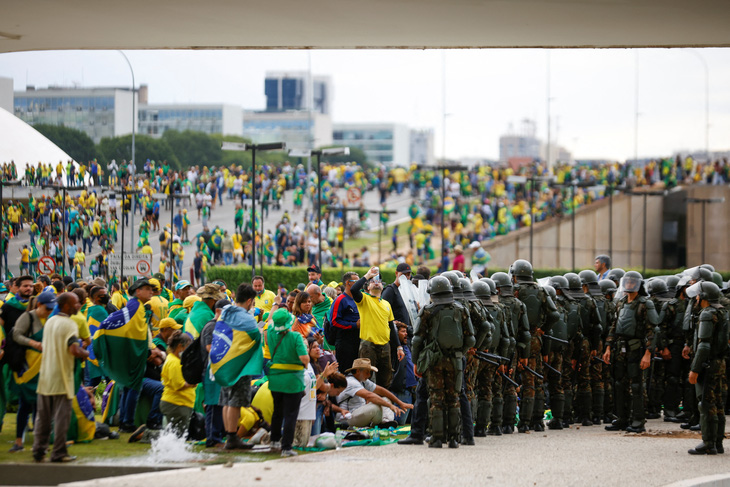 Cựu Tổng thống Brazil Bolsonaro phủ nhận xúi giục bạo loạn - Ảnh 3.