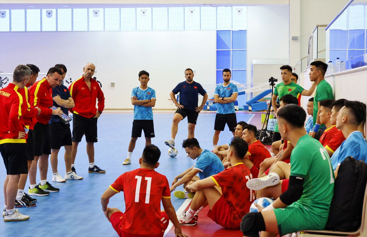 Tuyển futsal Việt Nam hội quân cho vòng loại châu Á 2024 - Ảnh 1.