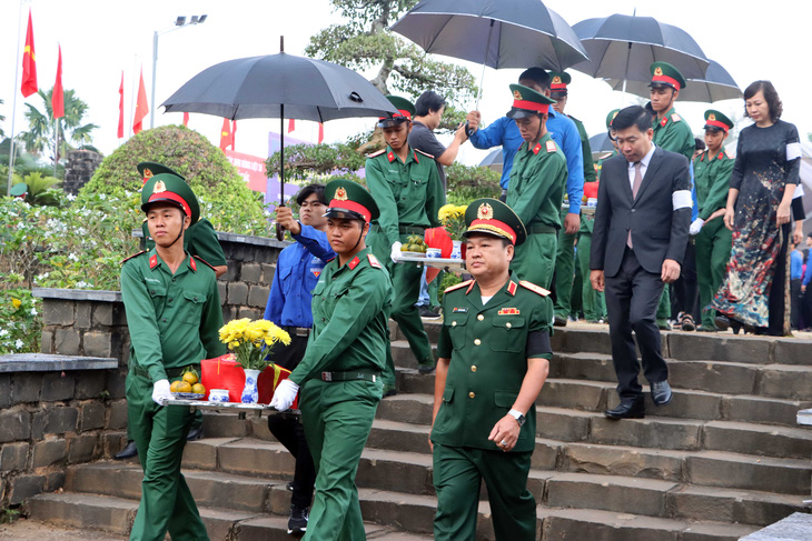 Bình Phước truy điệu, an táng hài cốt liệt sĩ hy sinh tại Campuchia - Ảnh 1.