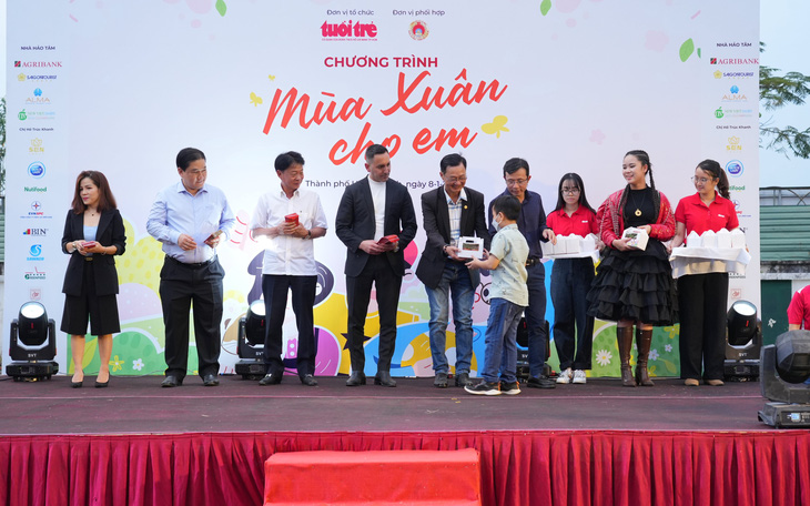 Mùa xuân cho em: Nụ sen đá cho mùa xuân mới