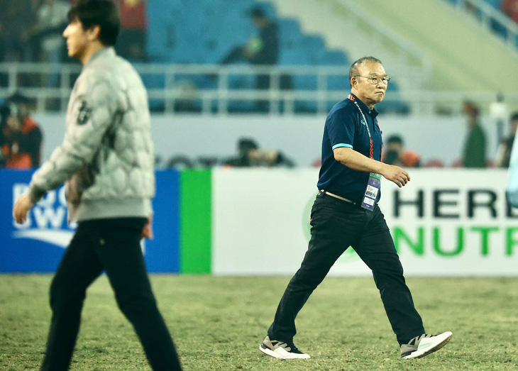 HLV Shin Tae Yong đòi trọng tài xem VAR, ông Park Hang Seo sửng cồ với cầu thủ Indonesia - Ảnh 10.