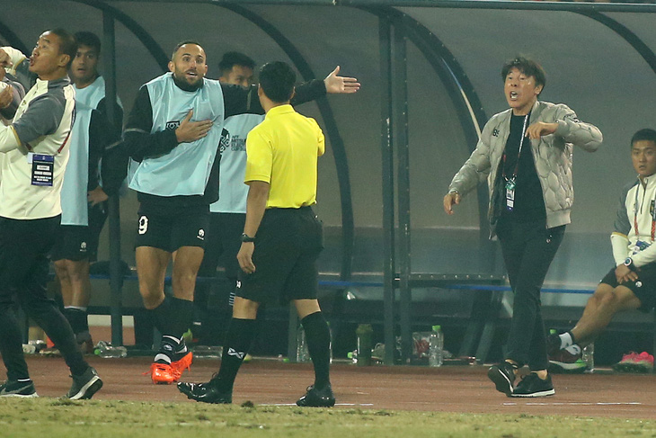 HLV Shin Tae Yong đòi trọng tài xem VAR, ông Park Hang Seo sửng cồ với cầu thủ Indonesia - Ảnh 5.