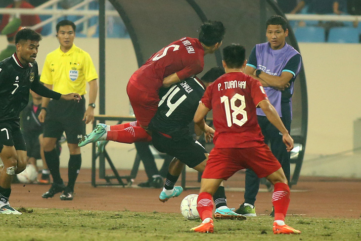 HLV Shin Tae Yong đòi trọng tài xem VAR, ông Park Hang Seo sửng cồ với cầu thủ Indonesia - Ảnh 6.