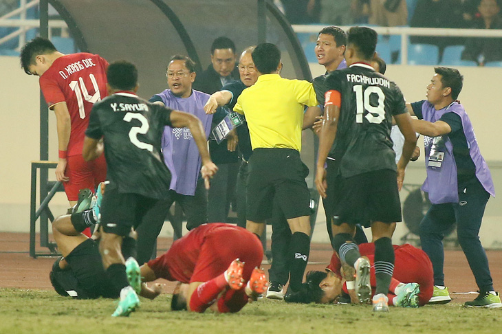 HLV Shin Tae Yong đòi trọng tài xem VAR, ông Park Hang Seo sửng cồ với cầu thủ Indonesia - Ảnh 9.