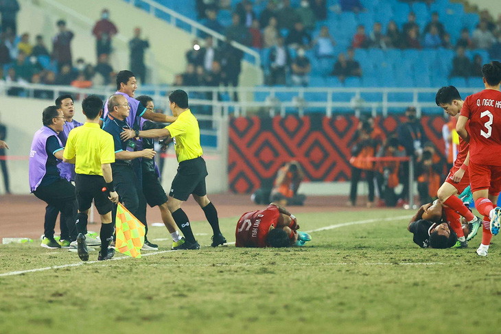 HLV Shin Tae Yong đòi trọng tài xem VAR, ông Park Hang Seo sửng cồ với cầu thủ Indonesia - Ảnh 8.