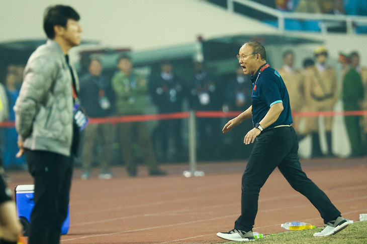 HLV Shin Tae Yong đòi trọng tài xem VAR, ông Park Hang Seo sửng cồ với cầu thủ Indonesia - Ảnh 1.